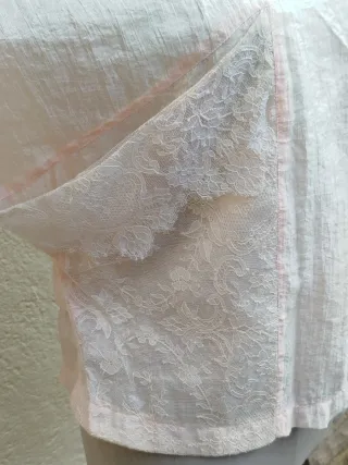 Blusa rosa con encaje