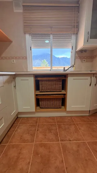 Muebles de cocina blancos y de madera