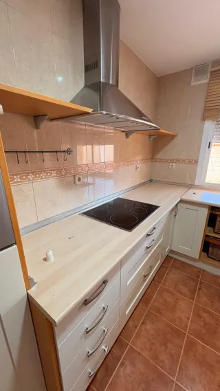 Muebles de cocina blancos y de madera