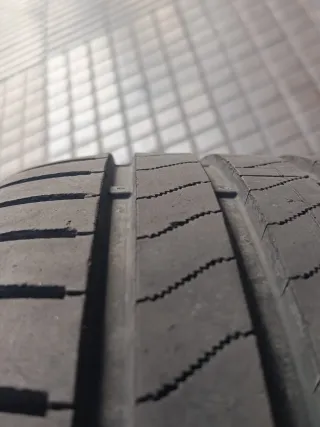 Neumático Bridgestone 215/45R20