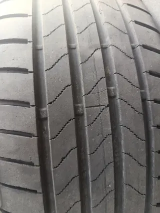 Neumático Bridgestone 215/45R20