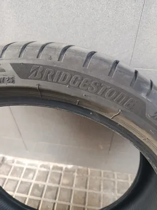Neumático Bridgestone 215/45R20