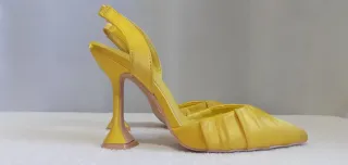 Sandali gialli eleganti