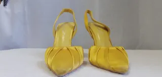 Sandali gialli eleganti