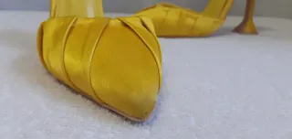 Sandali gialli eleganti