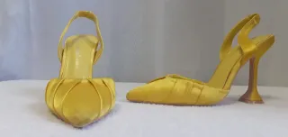 Sandali gialli eleganti