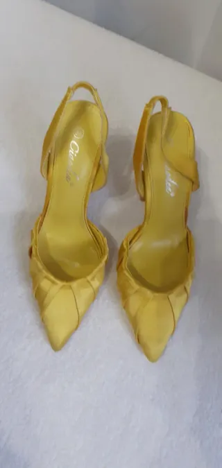 Sandali gialli eleganti