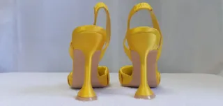 Sandali gialli eleganti