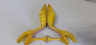 Sandali gialli eleganti