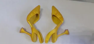 Sandali gialli eleganti