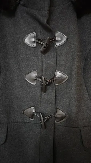 Chaquetón negro con capucha y pelo