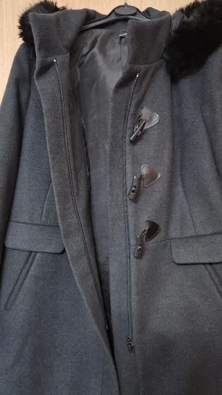 Chaquetón negro con capucha y pelo