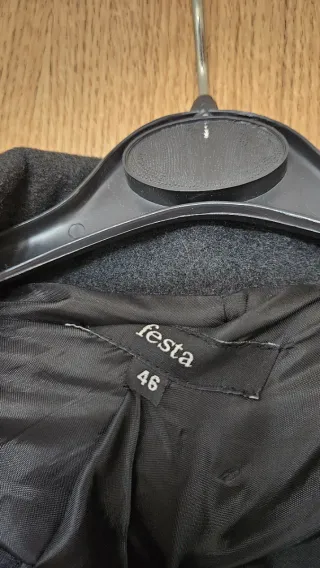 Chaquetón negro con capucha y pelo