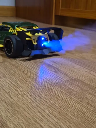 Coche teledirigido verde y amarillo