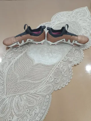 Botas de fútbol Nike con tacos desgastados