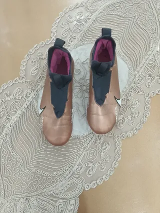 Botas de fútbol Nike con tacos desgastados