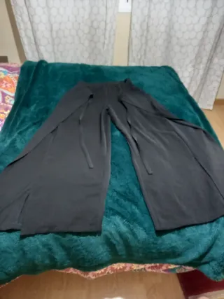 Pantalón negro ancho como falda