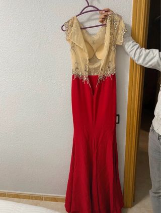 Vestido de fiesta dorado y rojo