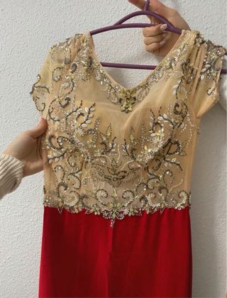 Vestido de fiesta dorado y rojo