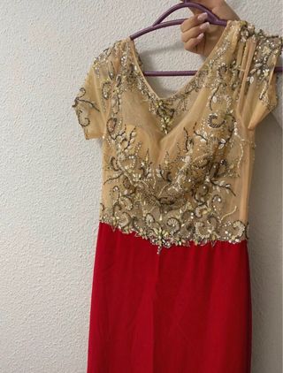 Vestido de fiesta dorado y rojo