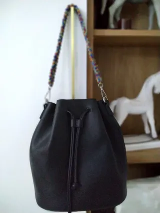 Bolso negro asa trenzada multicolor