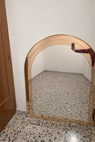 Mueble recibidor dorado y transparente