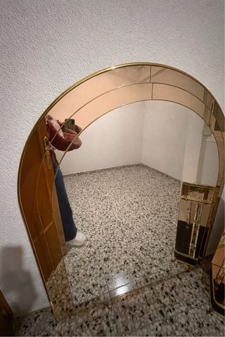 Mueble recibidor dorado y transparente