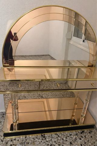 Mueble recibidor dorado y transparente