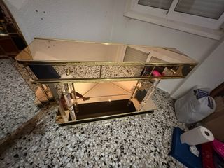 Mueble recibidor dorado y transparente