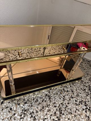 Mueble recibidor dorado y transparente