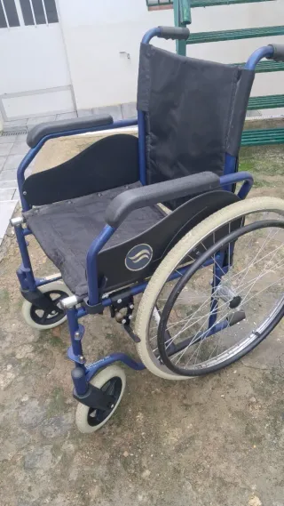Silla de ruedas azul plegable