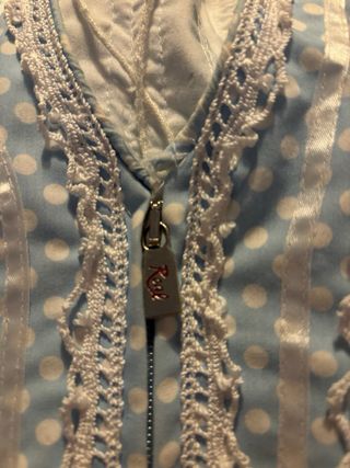 Vestido de flamenca azul con lunares blanco