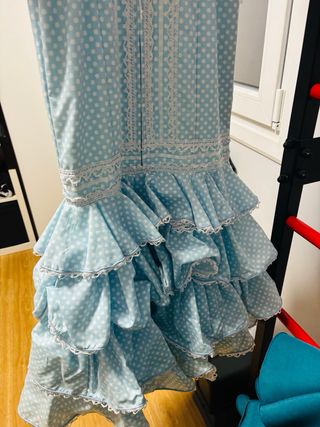 Vestido de flamenca azul con lunares blanco