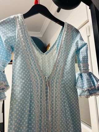 Vestido de flamenca azul con lunares blanco