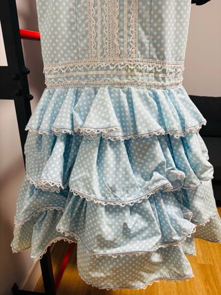 Vestido de flamenca azul con lunares blanco