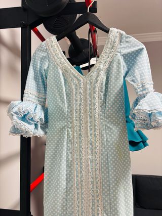 Vestido de flamenca azul con lunares blanco