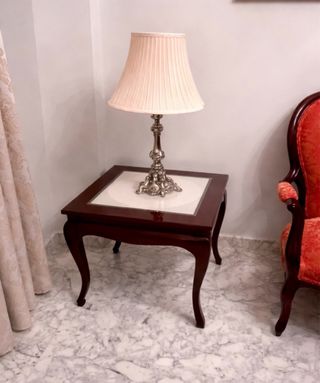 Mesa auxiliar de madera y cristal