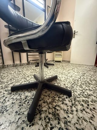 Silla de cuero negra con base