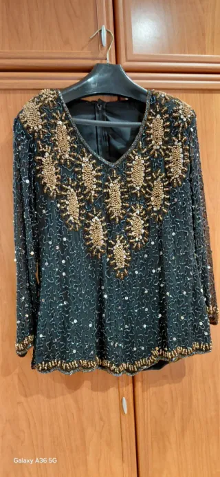 Top negro con adornos dorados