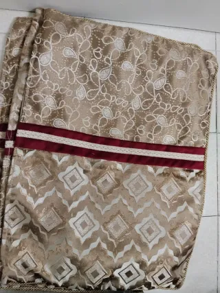 Fundas de salón doradas y rojas