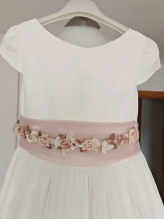 Vestido de Comunión Blanco con Lazo y Flores Rosa