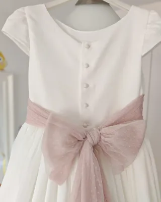Vestido de Comunión Blanco con Lazo y Flores Rosa
