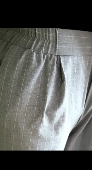 Pantalón de vestir Bershka gris con rayas