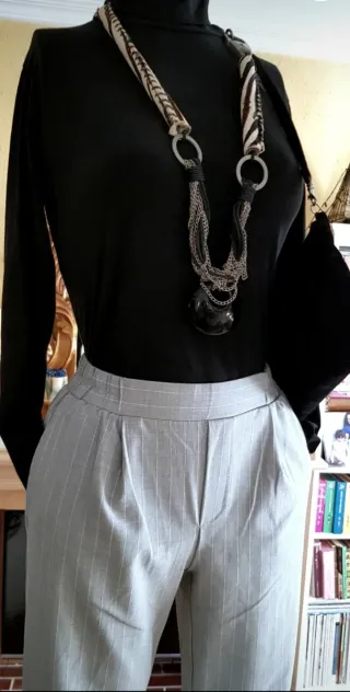 Pantalón de vestir Bershka gris con rayas