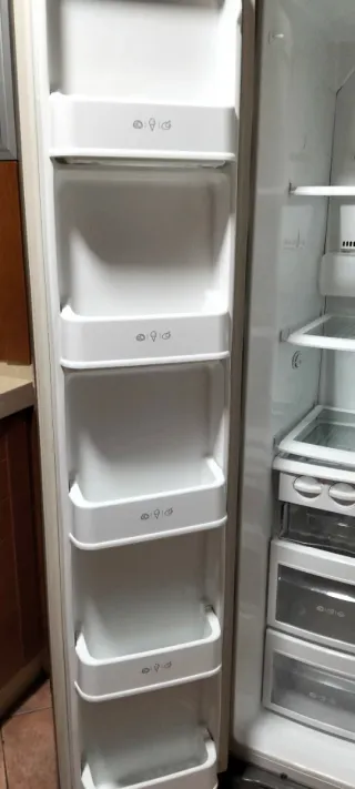 Frigorífico LG averiado con todos los accesorios