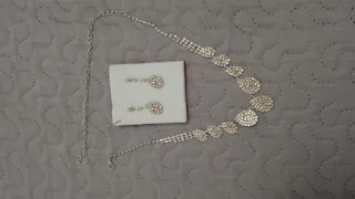 Conjunto collar y pendientes brillantes