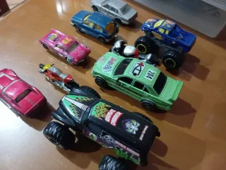 Vari veicoli giocattolo d'epoca