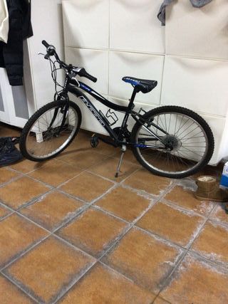 Bicicleta de montaña negra