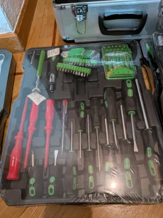 Maletín de herramientas plateado