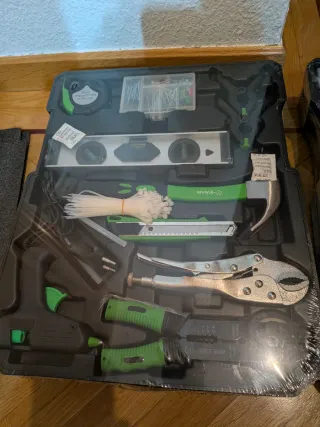 Maletín de herramientas plateado